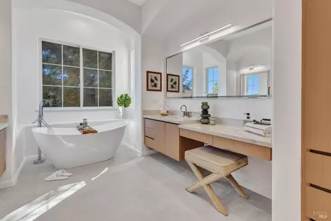 Bath - 3023 Overlook Dr, Vallejo, CA 94591 photo 6 of 19