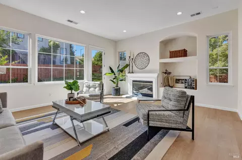 Living - 3023 Overlook Dr, Vallejo, CA 94591 photo 7 of 10
