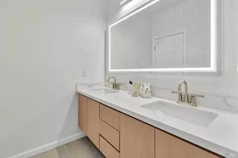 Bath - 3023 Overlook Dr, Vallejo, CA 94591 photo 4 of 19