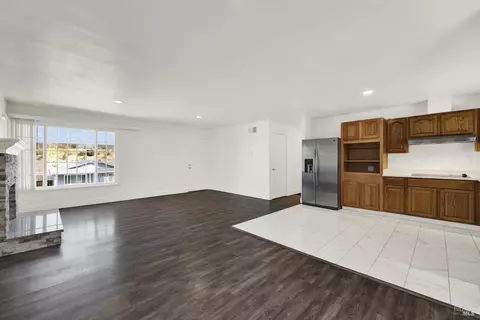 Living - 347 Pepper Dr, Vallejo, CA 94589 photo 5 of 10