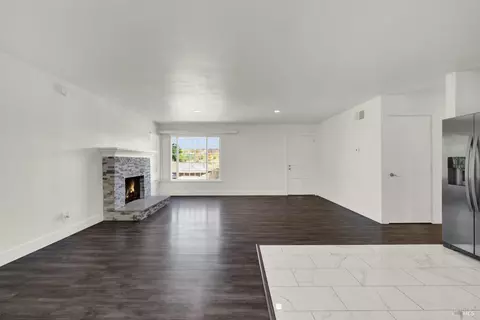 Living - 347 Pepper Dr, Vallejo, CA 94589 photo 4 of 10