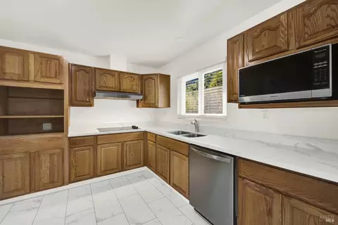 Kitchen - 347 Pepper Dr, Vallejo, CA 94589 photo 6 of 9