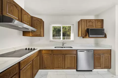Kitchen - 347 Pepper Dr, Vallejo, CA 94589 photo 4 of 9