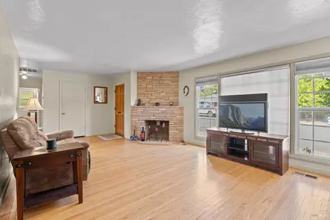 135 Mae St, Ukiah, CA 95482 photo 5