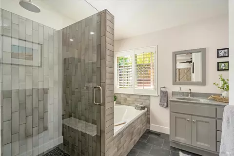 Bath - 9205 Piccadilly Cir, Windsor, CA 95492 photo 1 of 4