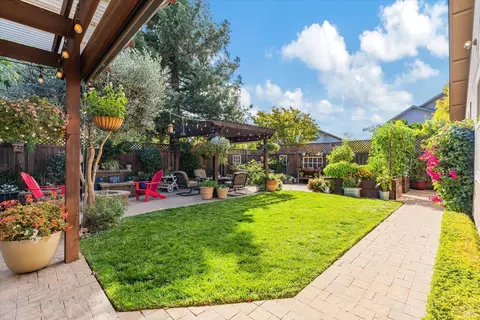 Exterior - 9205 Piccadilly Cir, Windsor, CA 95492 photo 6 of 44