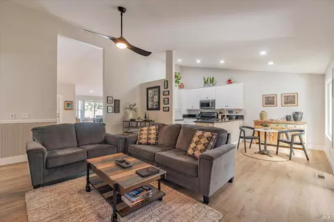 Living - 9205 Piccadilly Cir, Windsor, CA 95492 photo 2 of 2