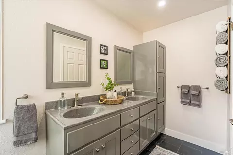 Bath - 9205 Piccadilly Cir, Windsor, CA 95492 photo 2 of 4