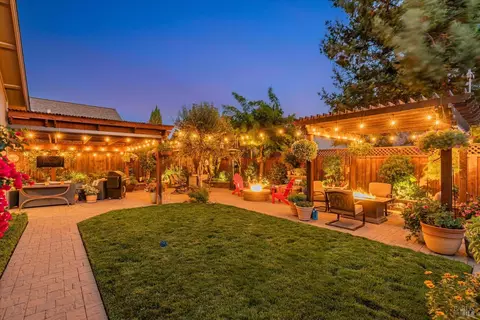 Exterior - 9205 Piccadilly Cir, Windsor, CA 95492 photo 2 of 44