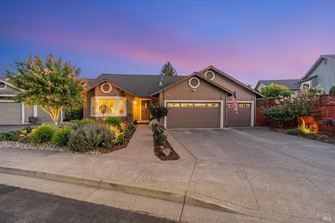 9205 Piccadilly Cir, Windsor, CA 95492