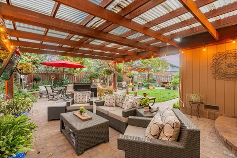 Exterior - 9205 Piccadilly Cir, Windsor, CA 95492 photo 19 of 44