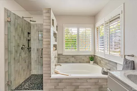 Bath - 9205 Piccadilly Cir, Windsor, CA 95492 photo 3 of 4