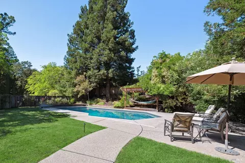 8 Whiteplains Ct, San Anselmo, CA 94960