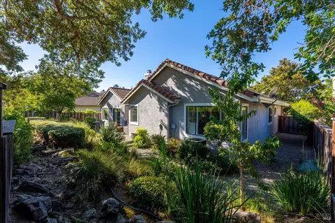 Exterior - 400 Troon Dr, Napa, CA 94558 photo 11 of 12