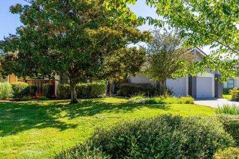 Exterior - 400 Troon Dr, Napa, CA 94558 photo 1 of 12