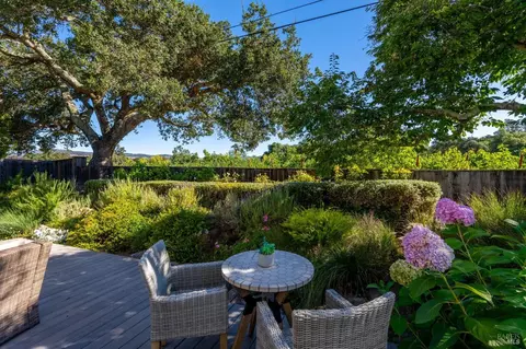 Exterior - 400 Troon Dr, Napa, CA 94558 photo 4 of 12
