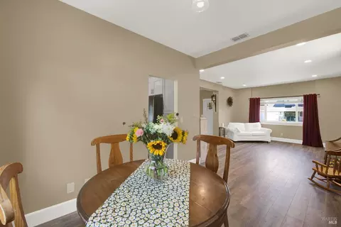 Dining - 320 Limerick Way, Vacaville, CA 95688 photo 3 of 3