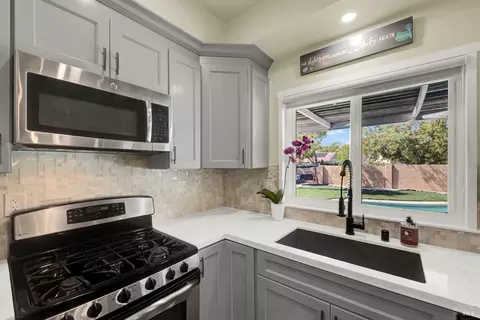 Kitchen - 320 Limerick Way, Vacaville, CA 95688 photo 5 of 12