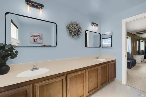 Bath - 320 Limerick Way, Vacaville, CA 95688 photo 5 of 6