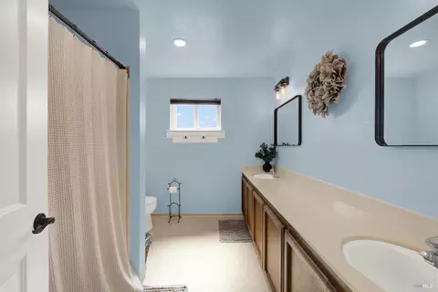 Bath - 320 Limerick Way, Vacaville, CA 95688 photo 3 of 6