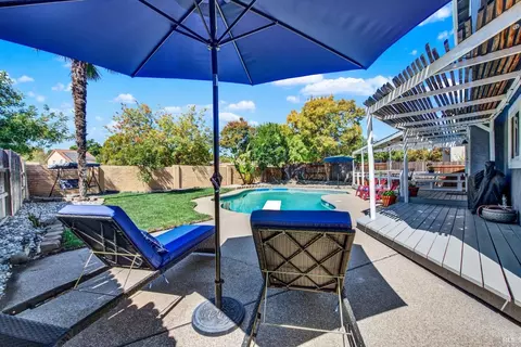 Exterior - 320 Limerick Way, Vacaville, CA 95688 photo 17 of 31