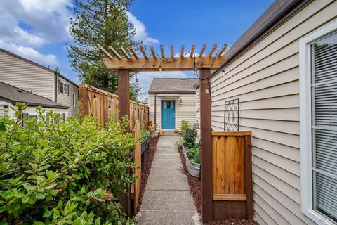 1602 Yardley St, Santa Rosa, CA 95403