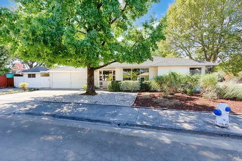 522 Major Dr, Santa Rosa, CA 95403