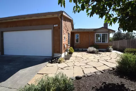 1591 Halleys Ct, Petaluma, CA 94954