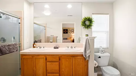 Bath - 100 Grape Gables Way, Cloverdale, CA 95425 photo 2 of 5