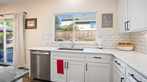 Kitchen - 100 Grape Gables Way, Cloverdale, CA 95425 photo 5 of 6