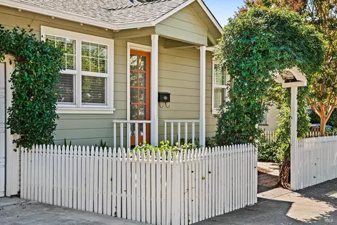216 Plaza St, Healdsburg, CA 95448