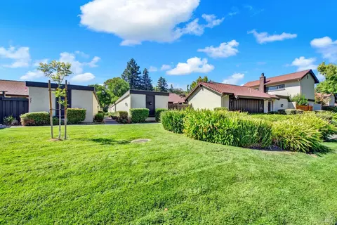 304 Creekview Ct, Vacaville, CA 95688