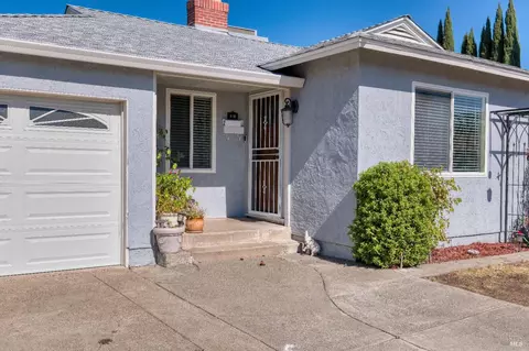 118 Maple St, Vacaville, CA 95688 photo 2