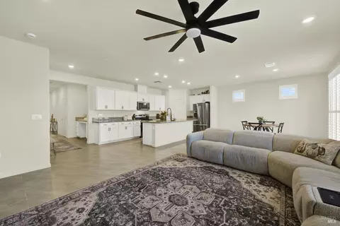 Entry Way - 1000 Yateley Ct, Vacaville, CA 95687 photo 4 of 11
