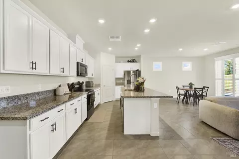 Kitchen - 1000 Yateley Ct, Vacaville, CA 95687 photo 4 of 11