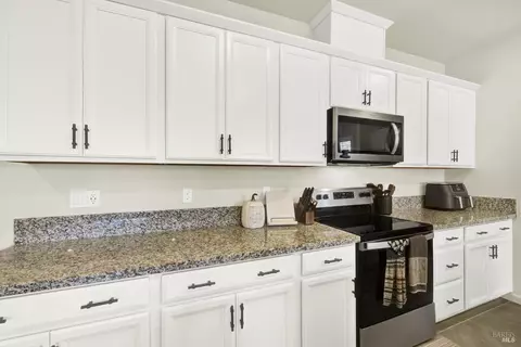 Kitchen - 1000 Yateley Ct, Vacaville, CA 95687 photo 6 of 11