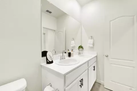 Bath - 1000 Yateley Ct, Vacaville, CA 95687 photo 6 of 6
