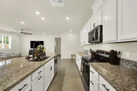 Kitchen - 1000 Yateley Ct, Vacaville, CA 95687 photo 9 of 11