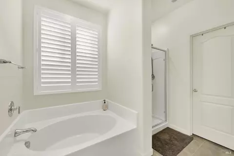 Bath - 1000 Yateley Ct, Vacaville, CA 95687 photo 2 of 6