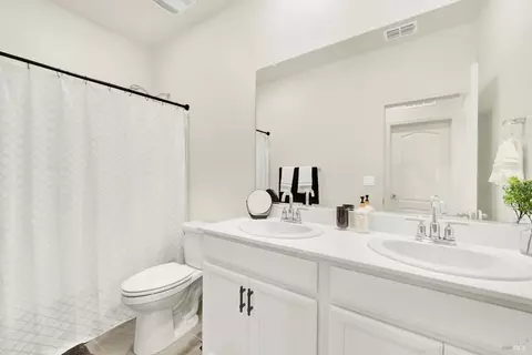 Bath - 1000 Yateley Ct, Vacaville, CA 95687 photo 5 of 6