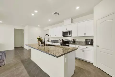 Kitchen - 1000 Yateley Ct, Vacaville, CA 95687 photo 2 of 11