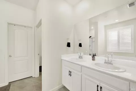 Bath - 1000 Yateley Ct, Vacaville, CA 95687 photo 1 of 6