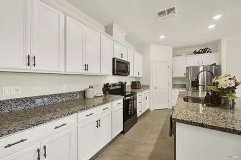 Kitchen - 1000 Yateley Ct, Vacaville, CA 95687 photo 5 of 11