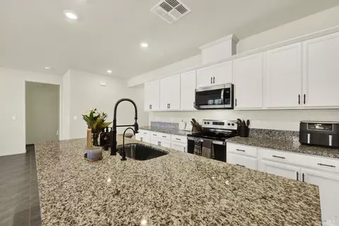 Kitchen - 1000 Yateley Ct, Vacaville, CA 95687 photo 11 of 11