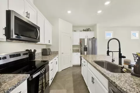 Kitchen - 1000 Yateley Ct, Vacaville, CA 95687 photo 7 of 11