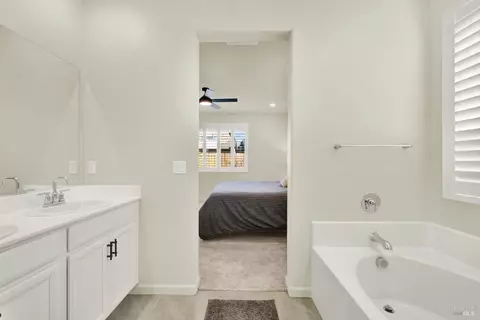 Bath - 1000 Yateley Ct, Vacaville, CA 95687 photo 4 of 6