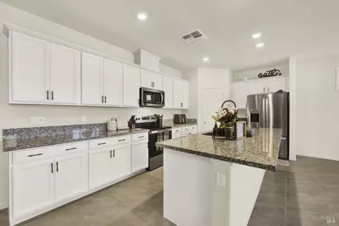 Kitchen - 1000 Yateley Ct, Vacaville, CA 95687 photo 3 of 11