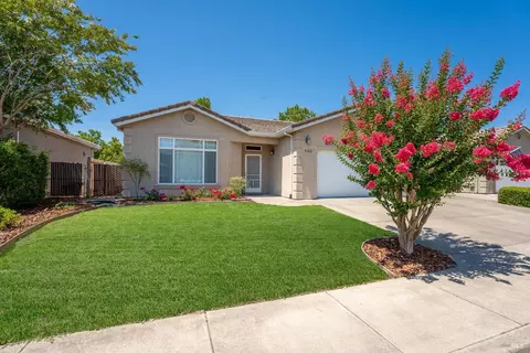 3180 Van Housen Dr, Ukiah, CA 95482