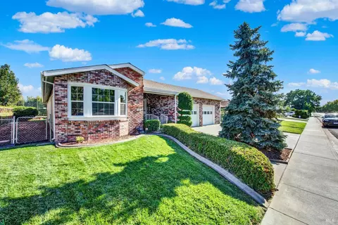 586 Yellowstone Dr, Vacaville, CA 95687