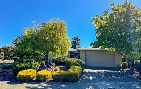 8812 Oakmont Dr, Santa Rosa, CA 95409